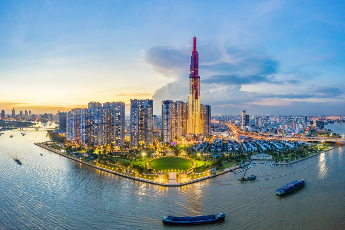 Các khu đô thị ven sông đang góp phần tạo nên bộ mặt mới cho thành phố. Ảnh: Shutterstock.