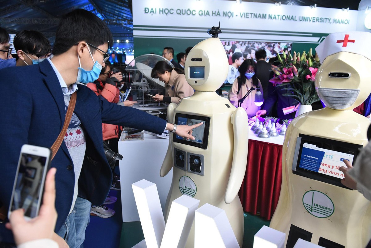 Robot là những sản phẩm công nghệ được nhiều người quan tâm. Ảnh: Dũng Minh.