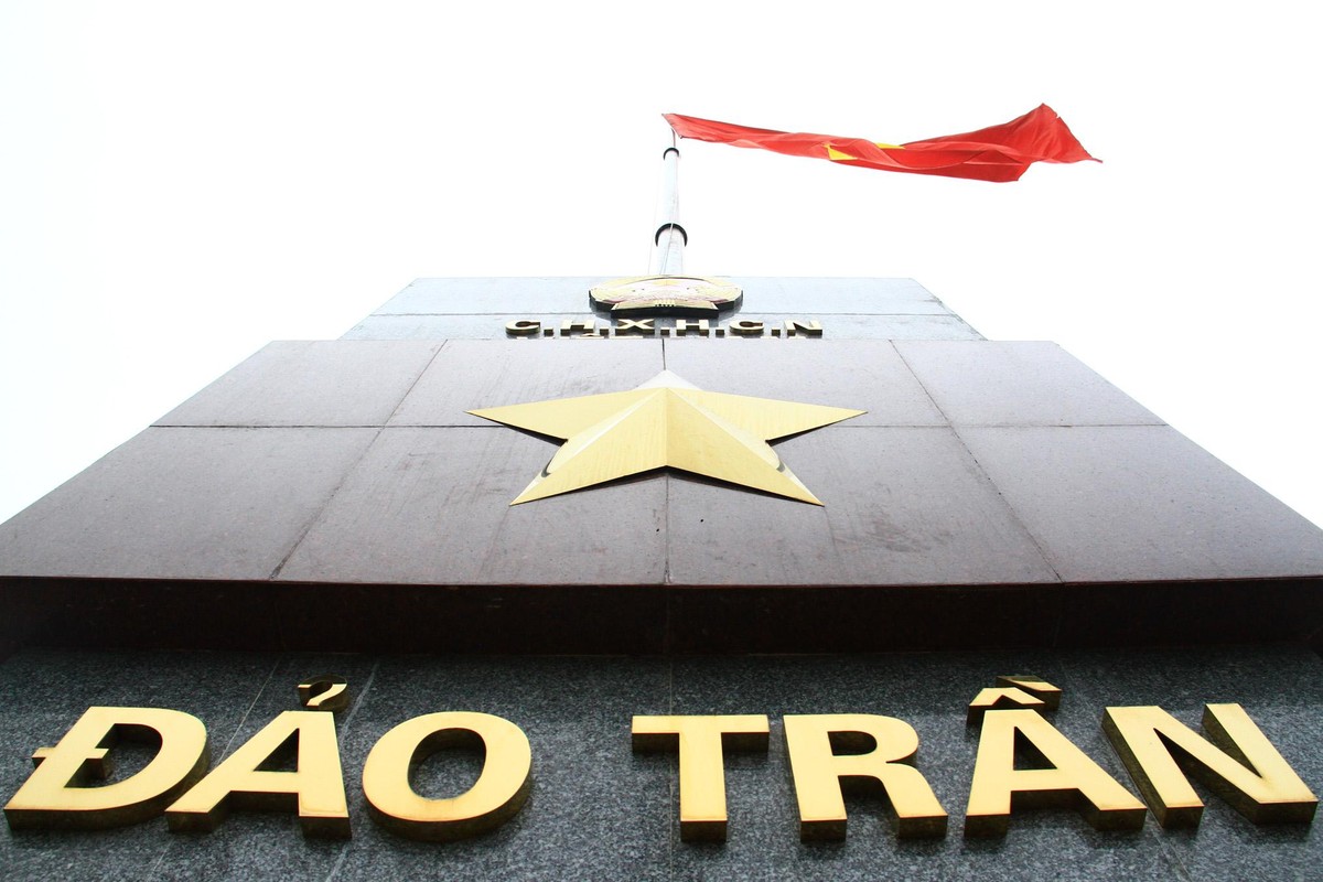 Cột cờ đảo Trần ở độ cao 188 m so với mực nước biển. Ảnh: Thành Nguyễn.