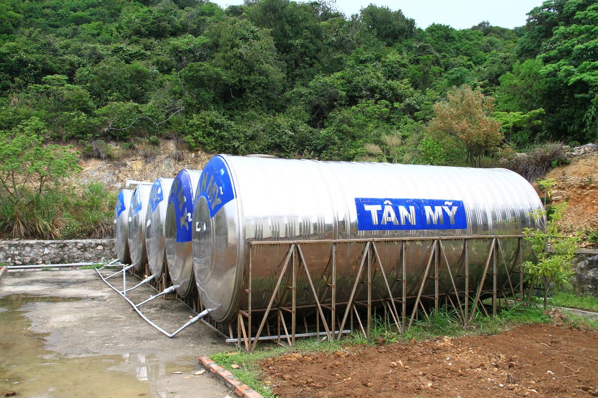 Do không dễ khoan giếng nên nước mưa vẫn là nguồn cung cấp nước ngọt chính. Ảnh: Thành Nguyễn