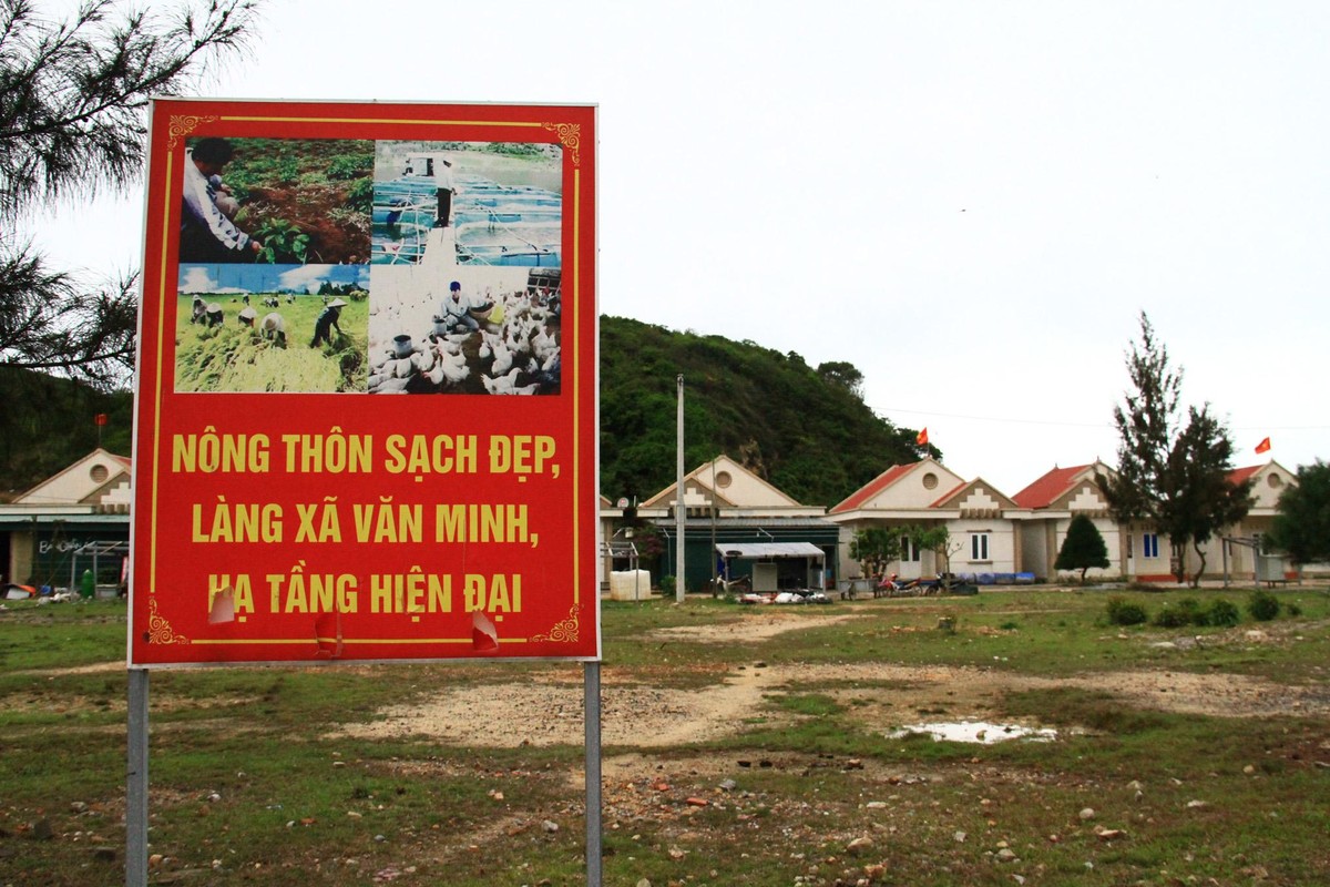 Đảo Trần hiện có 12 hộ dân sinh sống cùng các cán bộ, chiến sĩ. Ảnh: Thành Nguyễn.