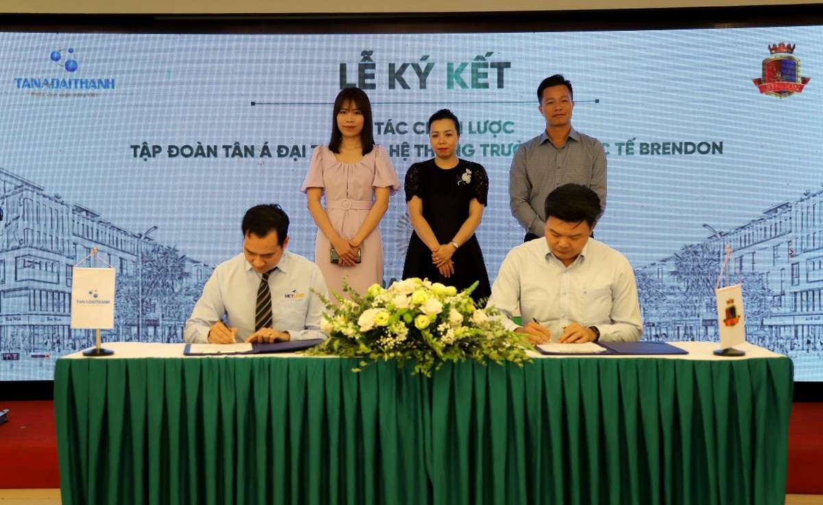 Ông Phạm Minh Đức, Phó tổng giám đốc thường trực Kl994 game bài casino hấp dẫn Tân Á Đại Thành và ông Hoàng Tùng, Chủ tịch Hệ thống trường quốc tế Brendon ký thỏa thuận hợp tác.