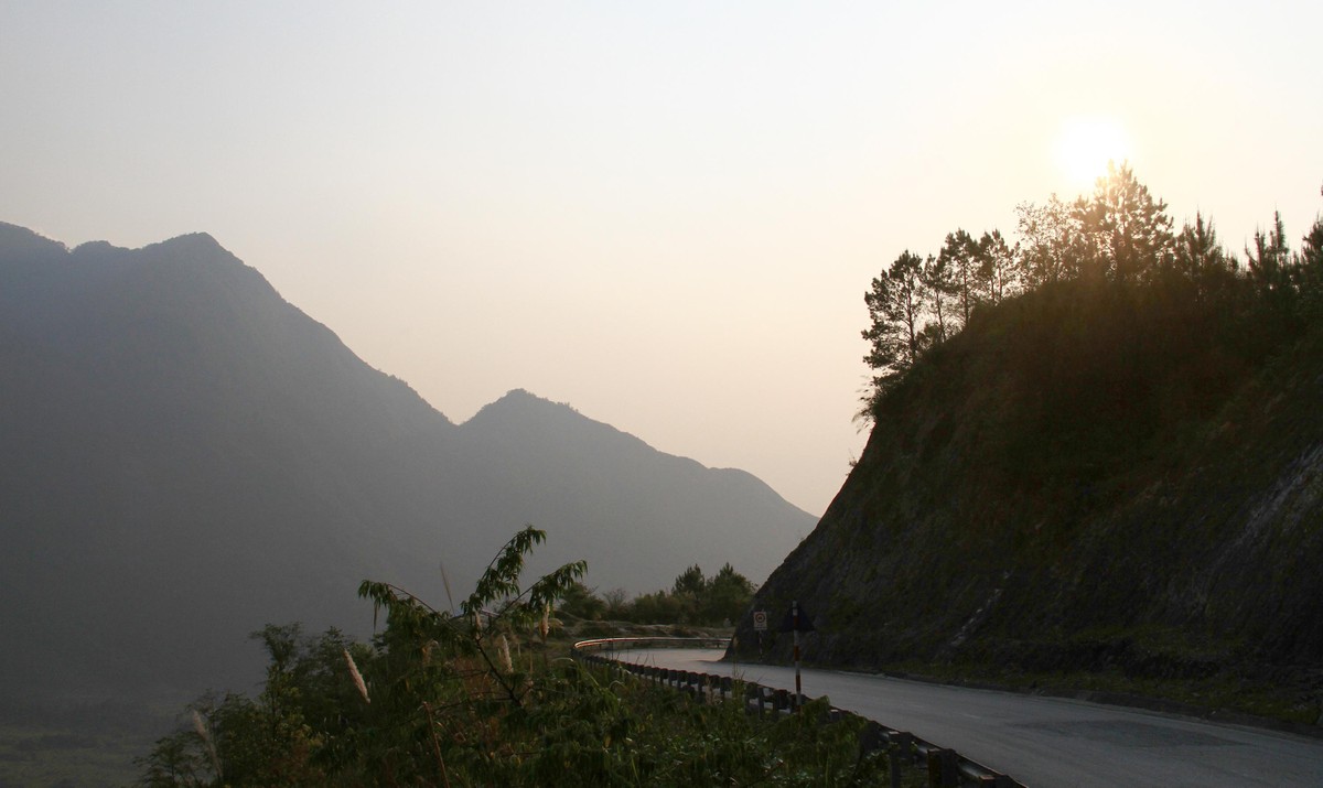 Một khúc cua trên đường từ Sapa sang Tam Đường. Ảnh: Thành Nguyễn.