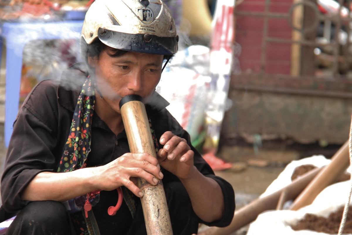 Thử thuốc lào - hình ảnh quen thuộc với mỗi dịp chợ phiên vùng cao. Ảnh: Thành Nguyễn.
