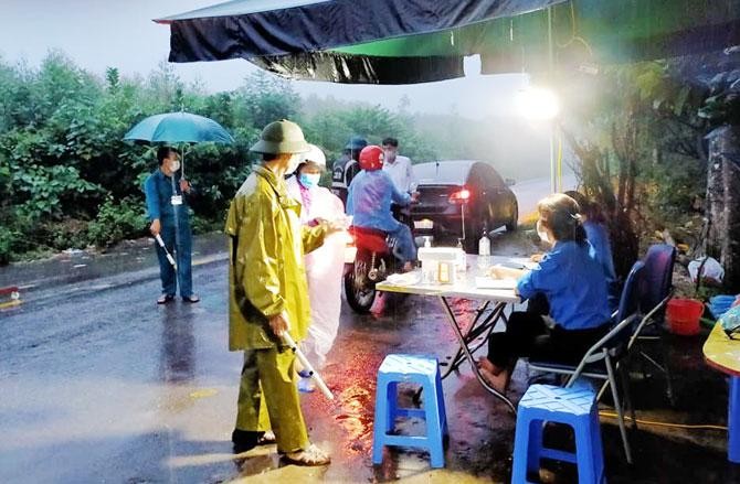 Kiểm soát chặt chẽ người ra, vào tại các chốt kiểm dịch huyện Sông Lô. Ảnh: Internet.