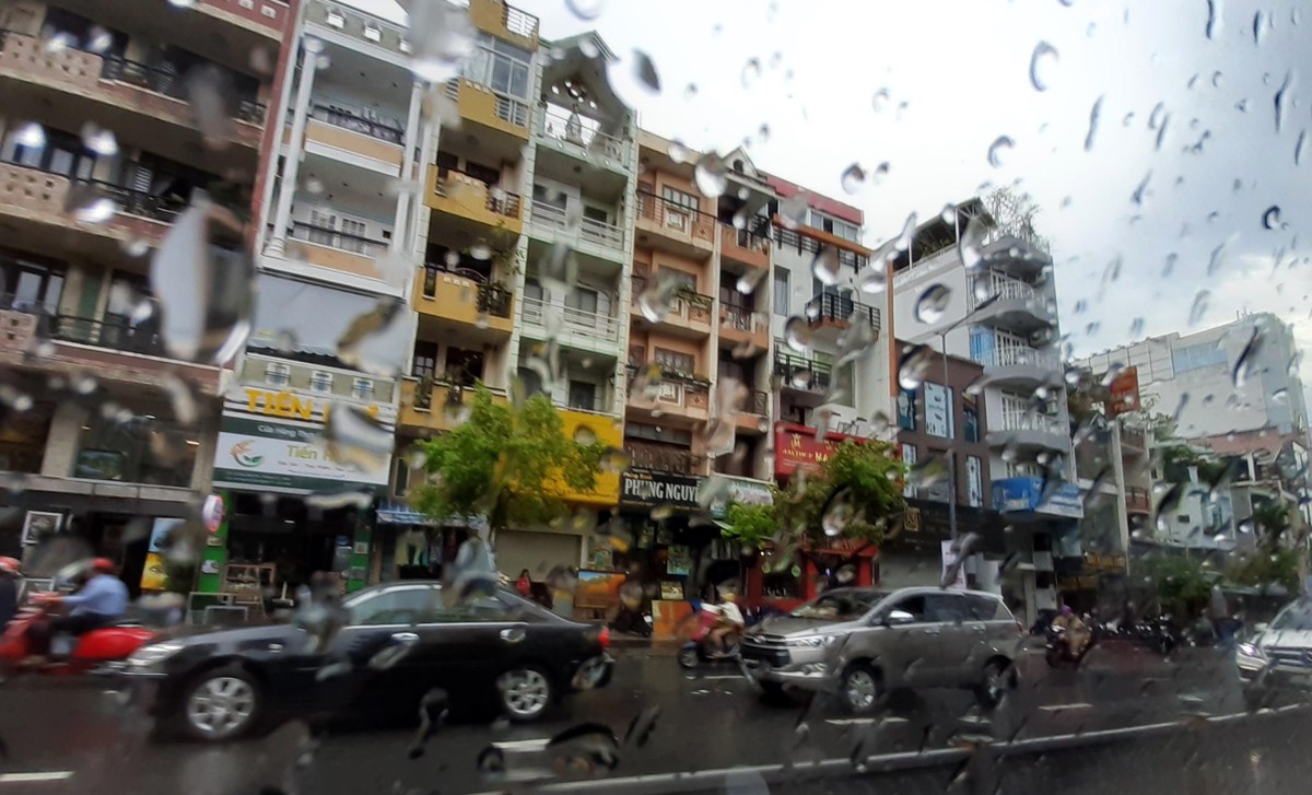 Sài Gòn chợt nắng, chợt mưa. Ảnh: Thành Nguyễn.