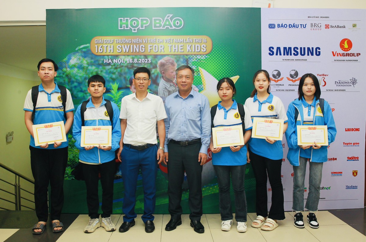 Tổng Biên tập Báo Kl99ok phiên bản mới trao học bổng cho các em học sinh, sinh viên vượt khó.