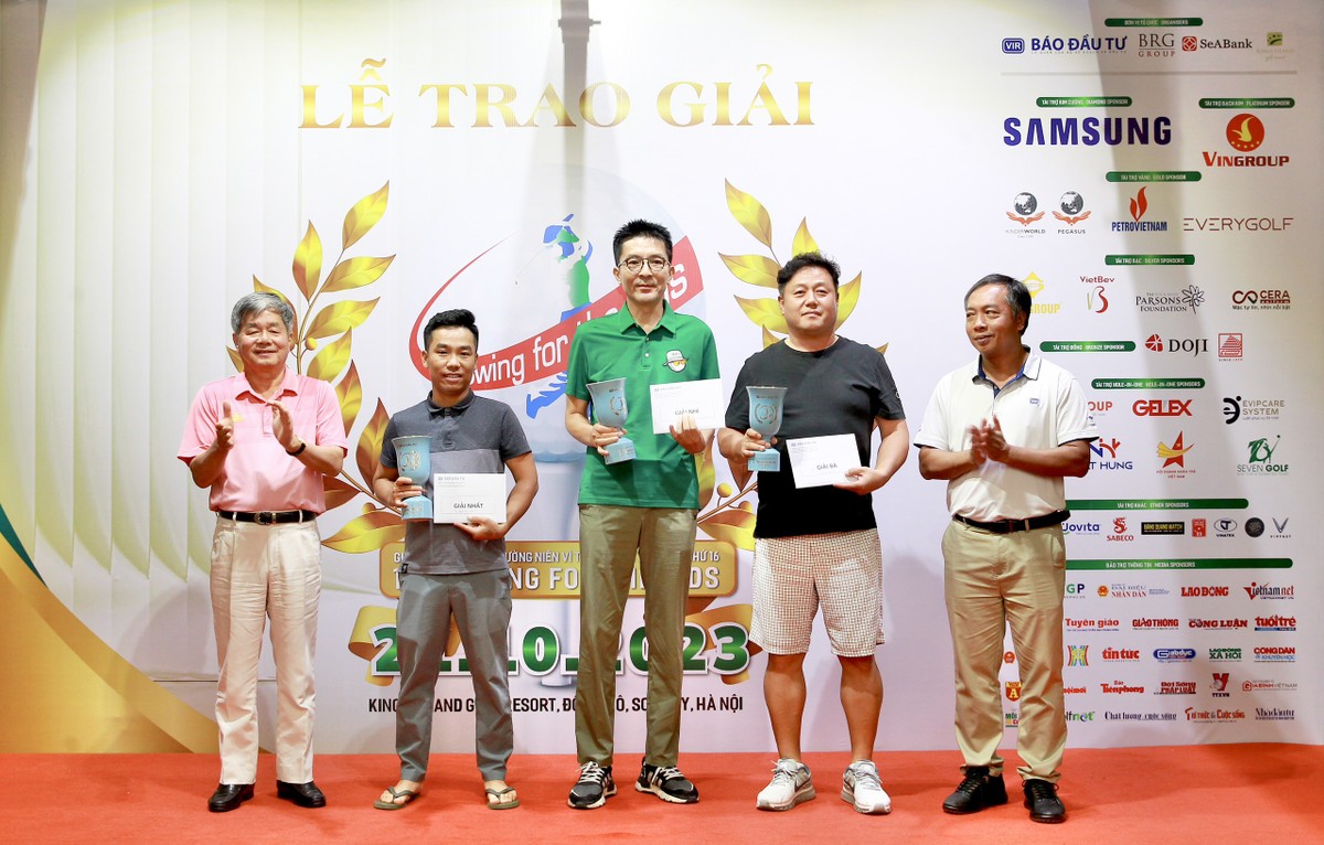 Vinh danh các gôn thủ. Ảnh: Chí Cường.