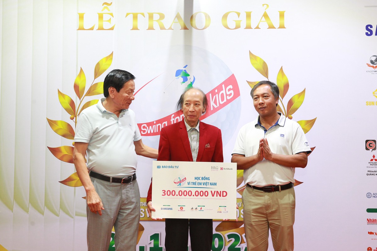 Ban tổ chức trao 300 triệu đồng cho Quỹ Khuyến học Việt Nam. Ảnh: Chí Cường.