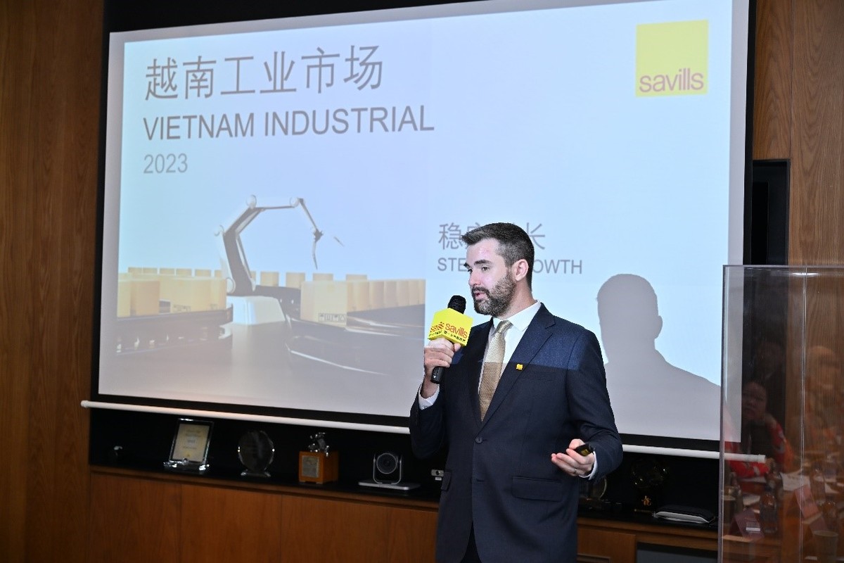 Ông John Campbell.
