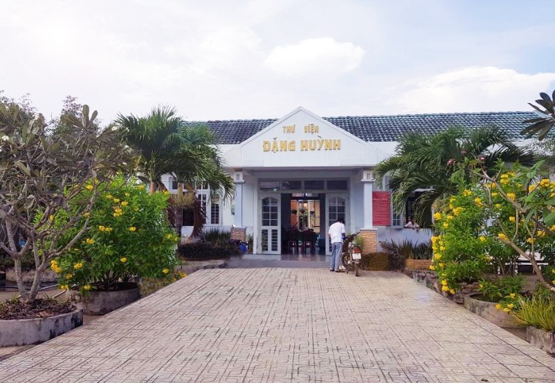 Năm 2004, Thư viện được khánh thành đi vào phục vụ bạn đọc và đây cũng là Thư viện tư nhân đầu tiên của tỉnh Bến Tre