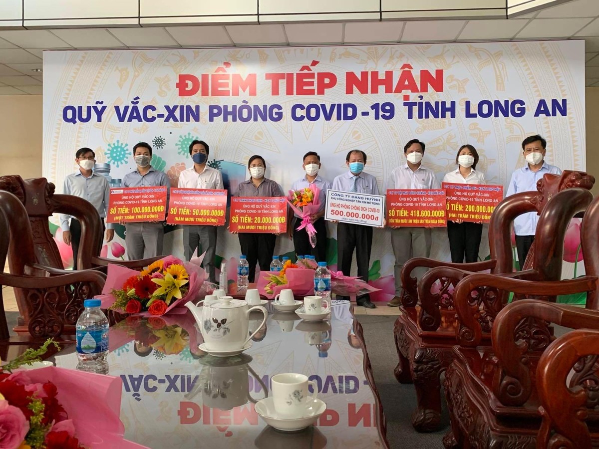 Đại diện Công ty cổ phần Khai thác và Quản lý KCN Đặng Huỳnh (cầm bảng biểu trưng màu trắng) cùng các Kl991.com World Cup 2026 Chính Thức tham gia ủng hộ phòng chống Covid-19 trên địa bàn tỉnh Long An, cam kết sẽ tiếp tục đồng hành cùng các chương trình vì cộng đồng tại địa phương