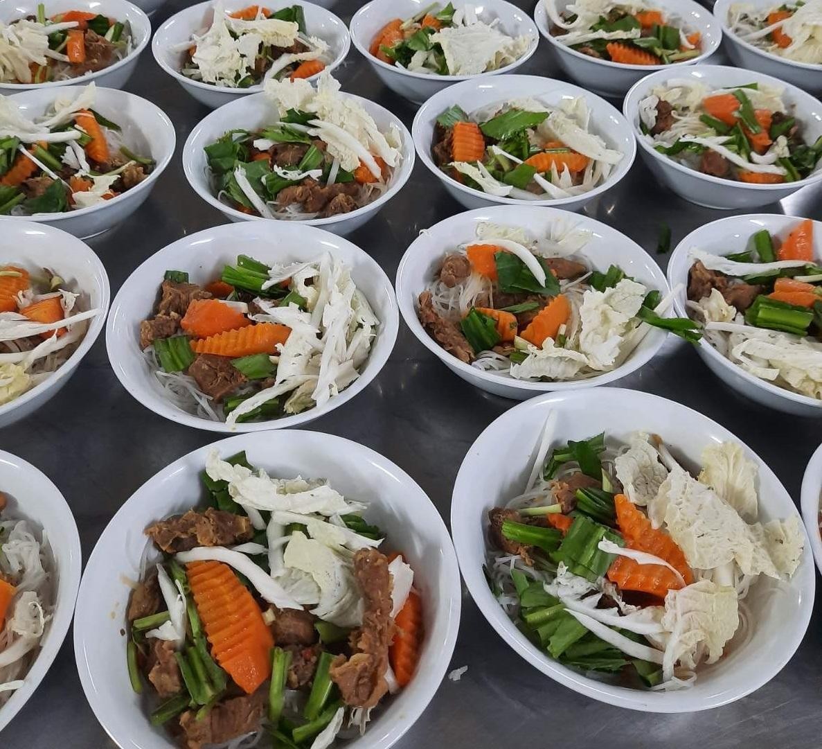 Khẩu phần ăn hợp lý, đảm bảo đầy đủ dưỡng chất và được thay đổi món liên tục cho CBNV