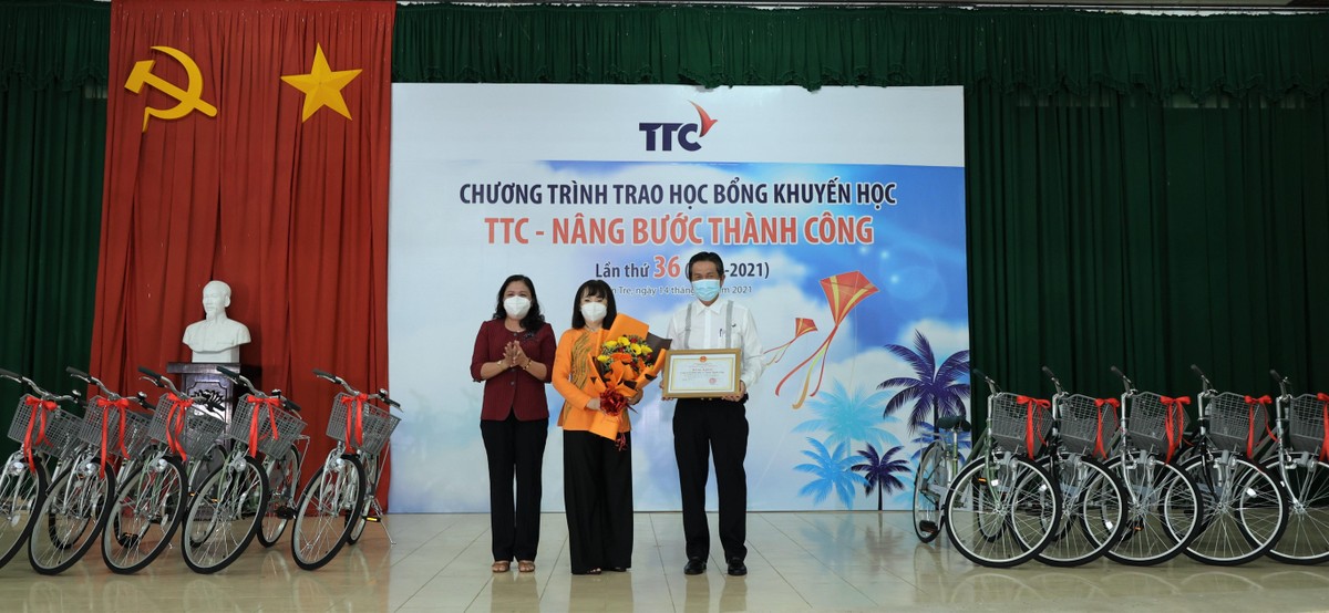 Bà Hồ Thị Hoàng Yến - Phó Bí thư Thường trực Tỉnh ủy, Chủ tịch Hội đồng Nhân dân tỉnh Bến Tre tặng hoa đến ông bà Chủ tịch Kl994 game bài casino hấp dẫn TTC vì những đóng góp cho địa phương trong suốt thời gian qua.