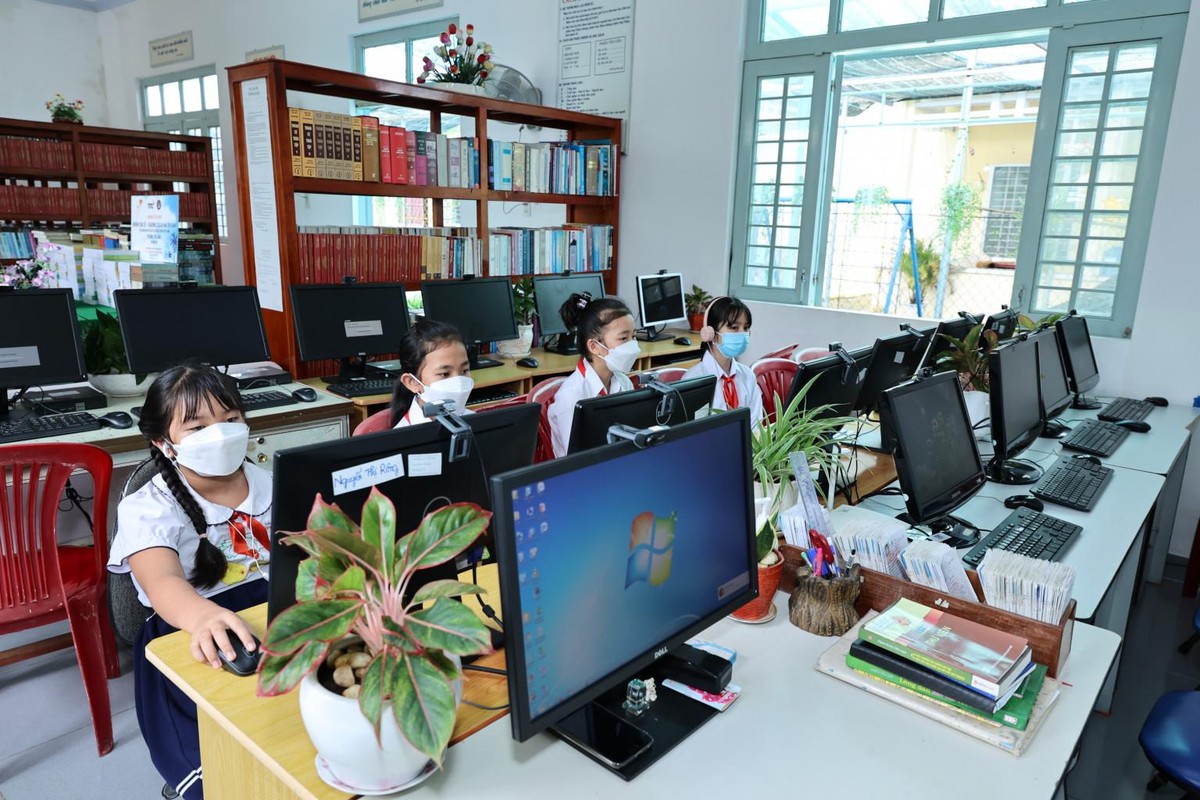 Thư viện Đặng Huỳnh được thành lập xuất phát từ tâm huyết của ông bà Đặng Văn Thành, giúp các em có cơ hội tiếp cận công nghệ, học tập
