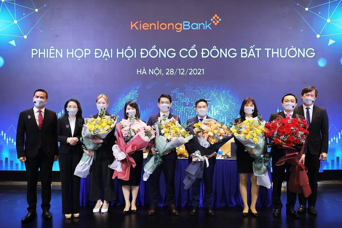 Chủ tịch HĐQT trao hoa chúc mừng thành viên HĐQT, BKS
