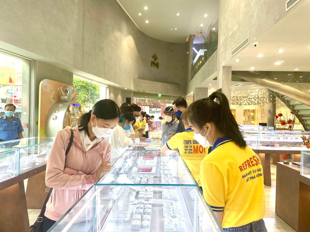 Không chỉ đón đầu ngày Thần Tài, nhiều khách hàng còn chọn nữ trang phục vụ ngày lễ tình nhân (14/2) và cưới, hỏi sau thời gian dài giãn cách Trang Chủ KL99Com Số 1 Link Đăng Ký KL999
