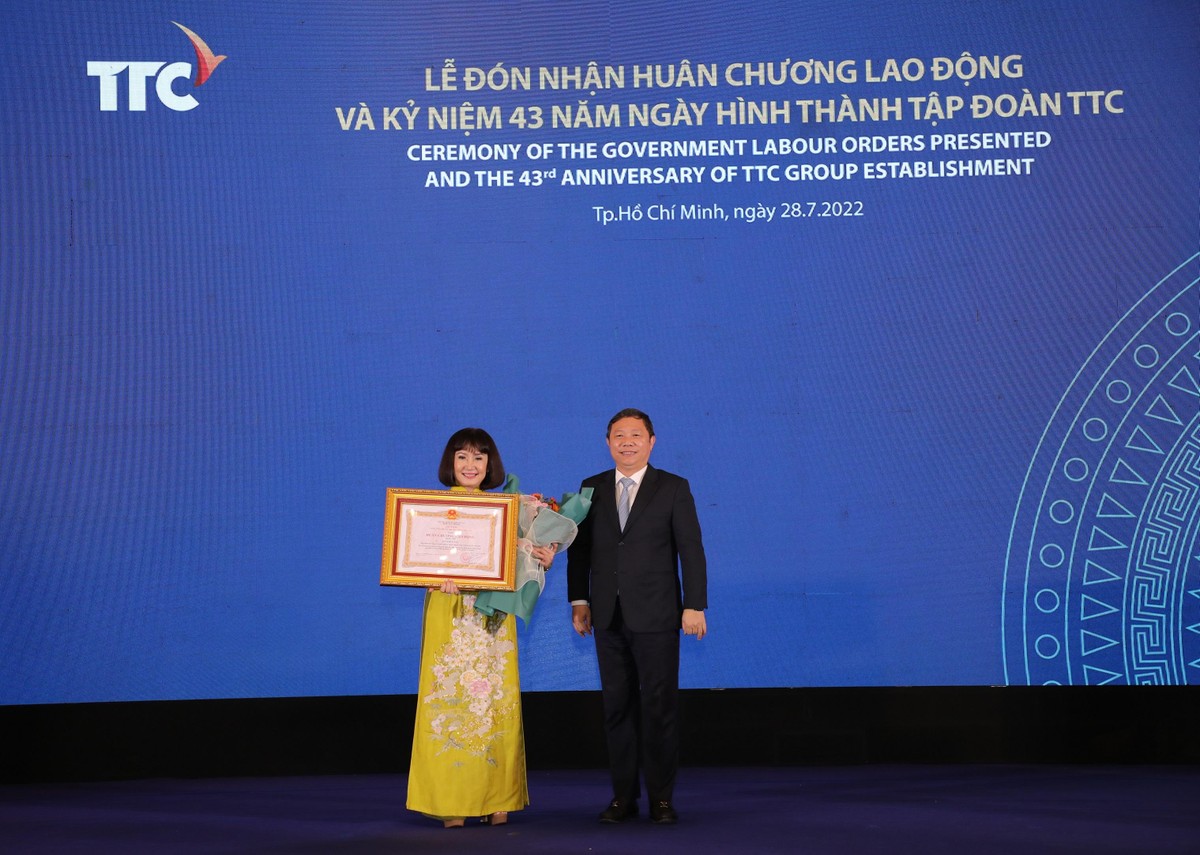 Huân chương Lao động hạng Nhì đã được ông Dương Anh Đức - Thành ủy viên, Phó chủ tịch UBND TP.HCM, thừa ủy quyền của Chủ tịch nước trao tặng cho bà Huỳnh Bích Ngọc - Phó chủ tịch Thường trực, Tổng giám đốc Kl994 game bài casino hấp dẫn TTC