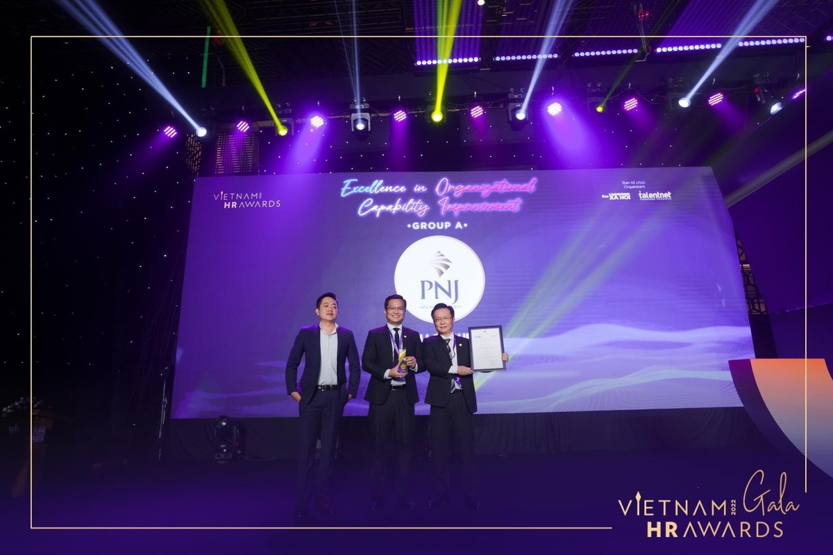 Ông Nguyễn Anh Hùng (bên phải) - Giám đốc cao cấp nguồn nhân lực PNJ và ông Nguyễn Minh Tâm (bên trái) - Giám đốc phát triển nhân lực &amp; quản trị sự thay đổi đại diện PNJ nhận giải Chiến lược phát triển năng lực tổ chức