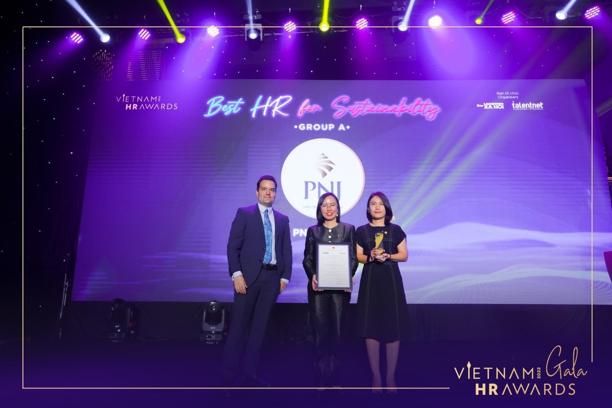 Bà Trần Phương Ngọc Thảo (bên trái) - Thành viên HĐQT, Trưởng tiểu ban ESG PNJ và bà Nguyễn Đức Thao Thao - Quản lý cao cấp Chính sách đãi ngộ PNJ rạng rỡ nhận giải Chiến lược nhân sự vì sự phát triển bền vững
