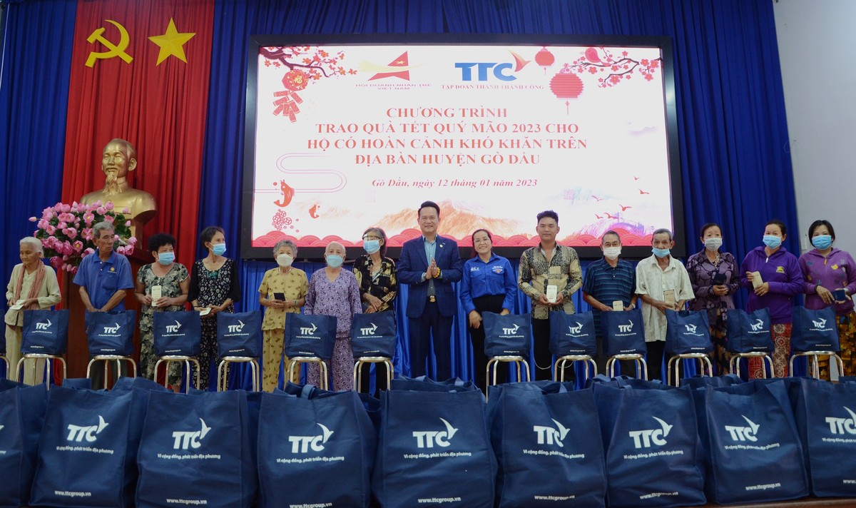 900 phần quà như nguồn động viên kịp thời, góp phần giúp đỡ các hộ gia đình khó khăn đón một cái Tết ấm áp hơn và từng bước vượt qua khó khăn, vươn lên trong Kl993 Đăng nhập Giải trí