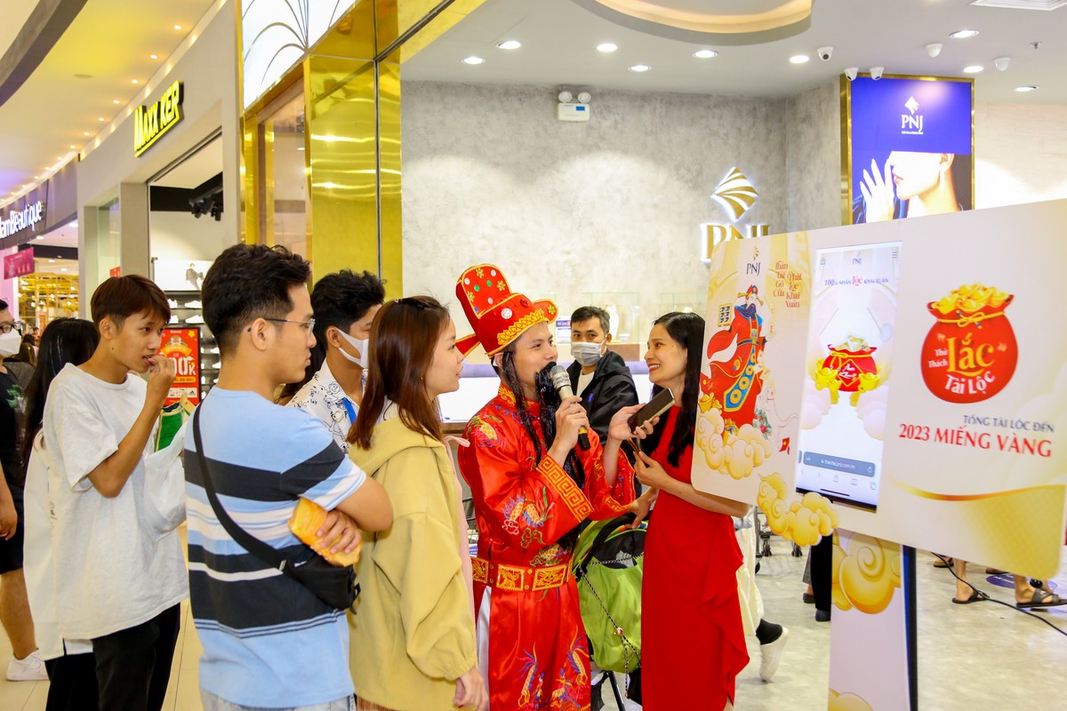 Khách hàng đến mua vàng cầu may, còn được các cửa hàng Kl992 VIP Trang Chủ 2026 vàng cho người đóng vai Thần Tài đón khách từ sáng sớm, đồng thời thực hiện các chương trình ưu đãi, quay số, khuyến mãi để thu hút người mua.