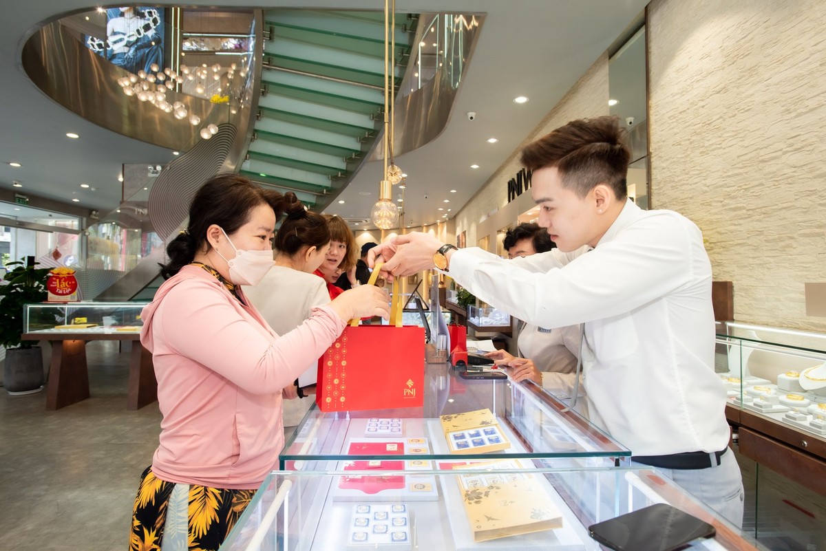 Hệ thống cửa hàng Kl992 VIP Trang Chủ 2026 vàng PNJ cho biết, trong những ngày gần đây, lượng khách hàng mua vàng miếng thương hiệu SJC thường tăng cao hơn so với ngày thường.