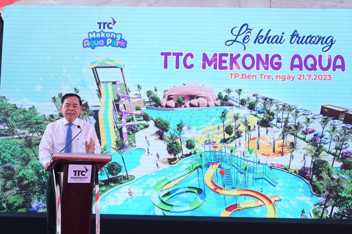 Ông Trần Ngọc Tam - Phó Bí thư Tỉnh ủy, Chủ tịch UBND tỉnh Bến Tre chúc mừng và đánh giá cao Kl994 game bài casino hấp dẫn TTC khi đã mạnh dạn xây dựng công viên nước quy mô trên địa bàn tỉnh