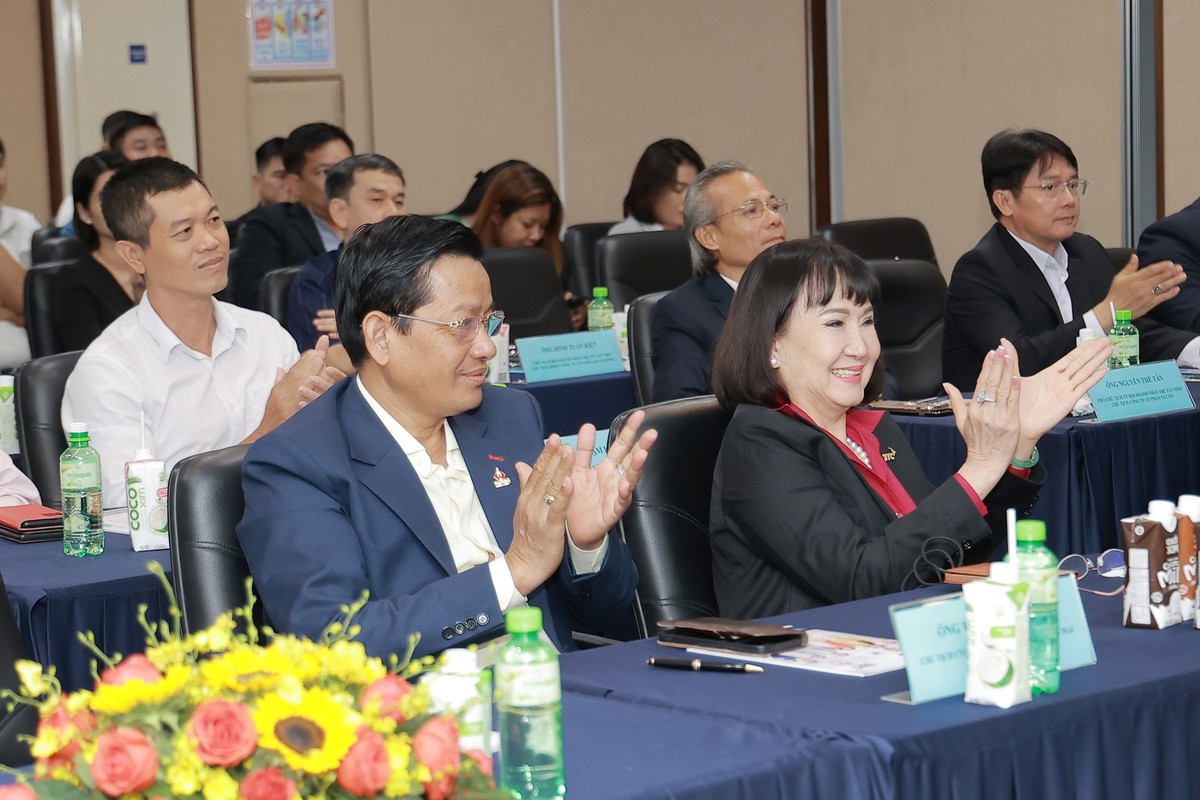 Bà Huỳnh Bích Ngọc - Phó Chủ tịch Thường trực, Tổng Giám đốc Kl994 game bài casino hấp dẫn TTC giới thiệu sản phẩm của ngành Nông nghiệp đến khách mời.