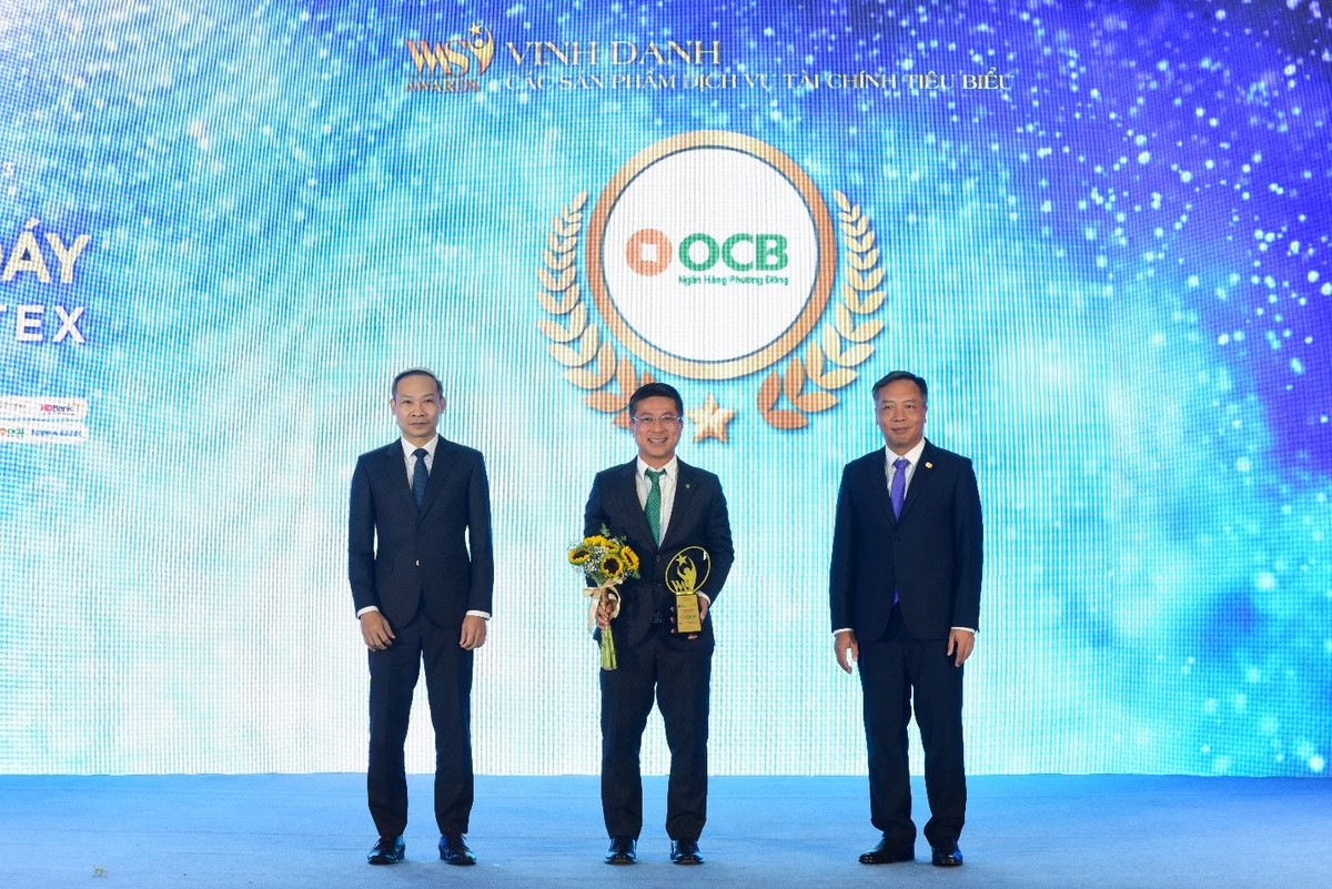 Đại diện Lãnh đạo OCB nhận giải thưởng đơn vị có Giải pháp Kl991.com nạp rút nhanh cá nhân sáng tạo