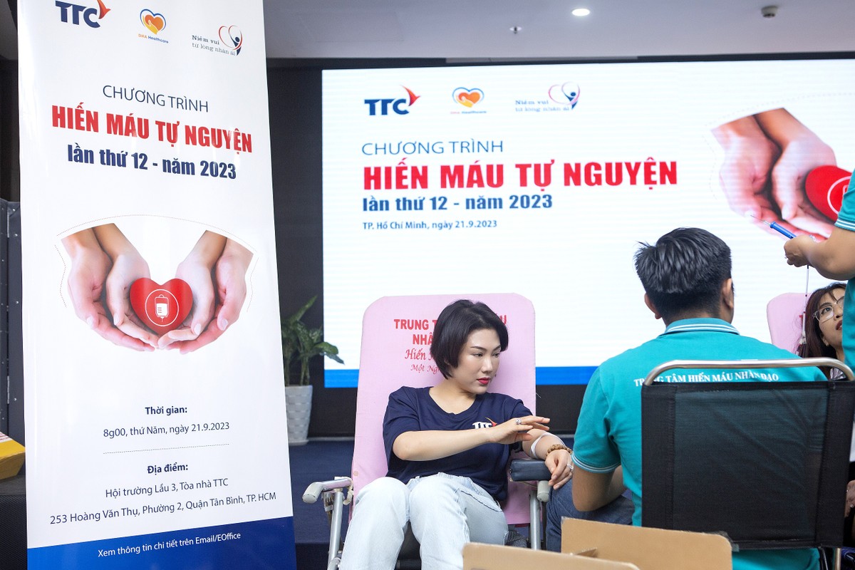 Bà Hồ Thị Phương Thảo - Phó tổng giám đốc Kl994 game bài casino hấp dẫn TTC trực tiếp tham gia hiến máu. Bà cho biết, hoạt động này vô cùng thiết thực khi tạo nên nhiều kỳ tích, góp phần cứu sống nhiều ca bệnh cần máu. Ngày hội đã nhận được sự tham gia đông đảo từ các Đơn vị thành viên của Kl994 game bài casino hấp dẫn TTC.