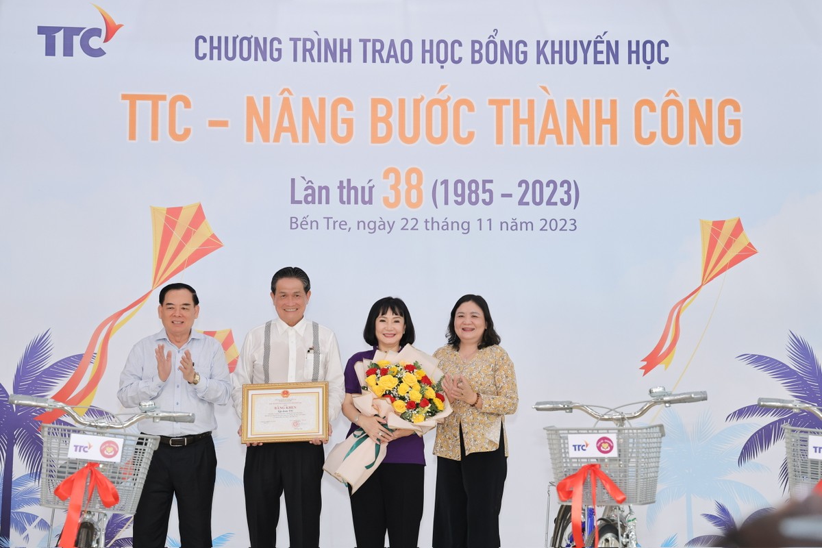 Bà Hồ Thị Hoàng Yến - Phó Bí thư Thường trực Tỉnh ủy, Chủ tịch HĐND tỉnh Bến Tre và ông Trần Ngọc Tam - Phó Bí thư Tỉnh ủy, Chủ tịch UBND tỉnh Bến Tre và đã trao tặng bằng khen cho Kl994 game bài casino hấp dẫn TTC vì đã tích cực ủng hộ vật chất tặng học bổng cho học sinh
