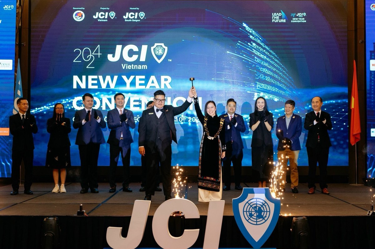 Nghi thức chuyển giao giữa Chủ tịch JCI 2023 và Bà Trần Phương Ngọc Thảo – Tân Chủ tịch JCI 2024 (Ảnh: Ban tổ chức)