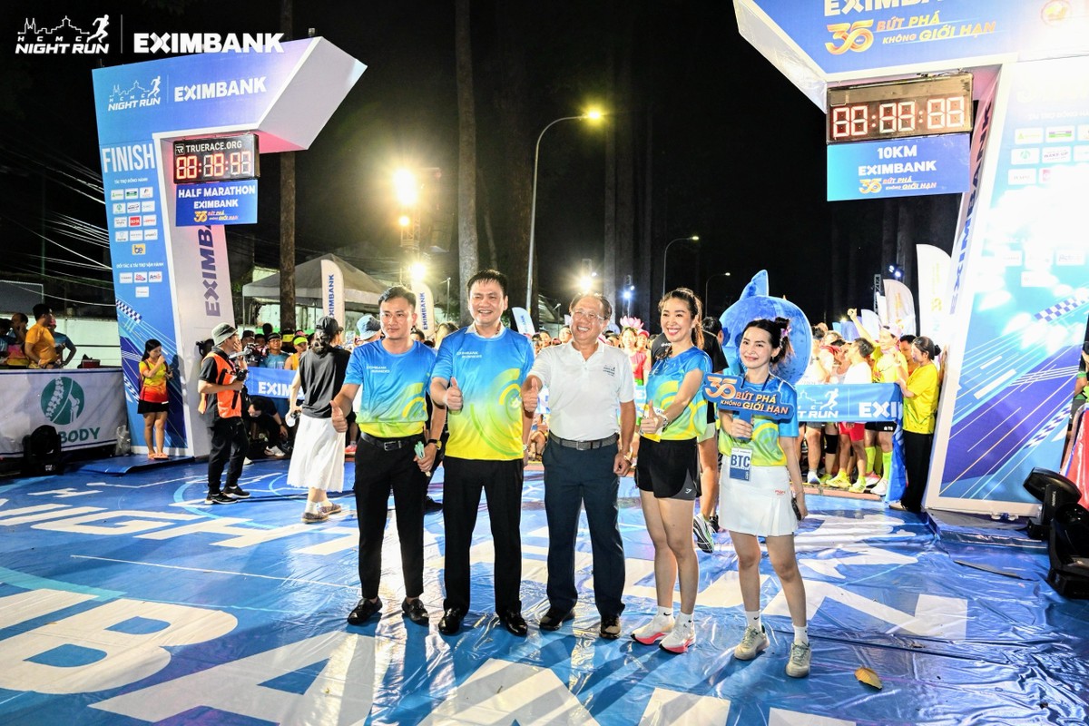 Ông Nguyễn Hồ Nam – Phó chủ tịch HĐQT Eximbank (thứ 2 bên trái), ông Mai Bá Hùng – nguyên Phó Giám đốc Sở Văn hoá và Thể thao TPHCM, Uỷ viên Ban Thường vụ Uỷ Ban Olympic Việt Nam – Trưởng văn phòng đại diện tại TPHCM, người đồng sáng lập giải chạy đêm TPHCM (ở giữa) cùng bà Lê Thị Mai Loan – Phó tổng giám đốc Eximbank (thứ 2 bên phải) tham gia cổ vũ cho VĐV tại vạch xuất phát của giải chạy. Ông Nguyễn Hồ Nam – Phó chủ tịch HĐQT Eximbank (thứ 2 bên trái), ông Mai Bá Hùng – nguyên Phó Giám đốc Sở Văn hoá và Thể thao TPHCM, Uỷ viên Ban Thường vụ Uỷ Ban Olympic Việt Nam – Trưởng văn phòng đại diện tại TPHCM, người đồng sáng lập giải chạy đêm TPHCM (ở giữa) cùng bà Lê Thị Mai Loan – Phó tổng giám đốc Eximbank (thứ 2 bên phải) tham gia cổ vũ cho VĐV tại vạch xuất phát của giải chạy.