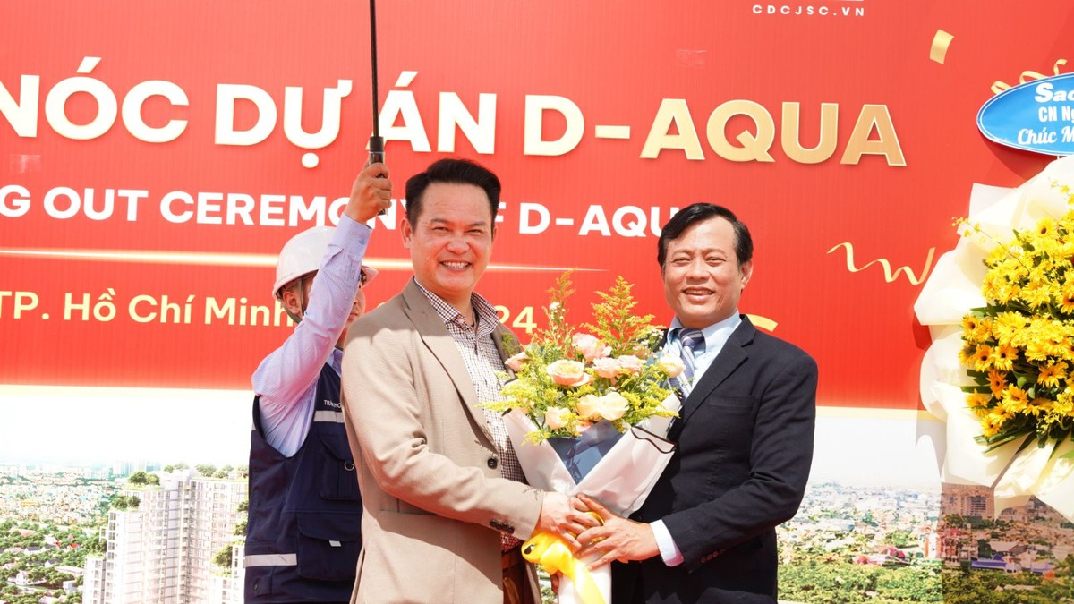 Ông Đặng Hồng Anh, Chủ tịch DHA Corporation trao tặng hoa chúc mừng thành công tới ông Trần Quang Tuấn, Tổng giám đốc Công ty cổ phần Xây dựng Central