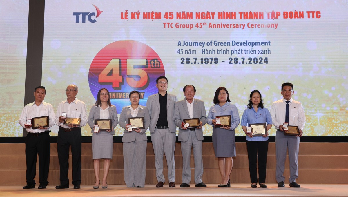 Buổi lễ là dịp đặc biệt để tôn vinh đội ngũ cán bộ nhân viên thâm niên đã cống hiến, đóng góp vào sự phát triển của Kl994 game bài casino hấp dẫn.