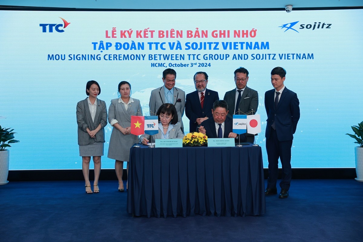 Ông Mizushima Kozo - Tổng Giám đốc Sojitz Vietnam và bà Huỳnh Bích Ngọc - Phó Chủ tịch Thường trực, Tổng Giám đốc Kl994 game bài casino hấp dẫn TTC thực hiện nghi thức ký kết hợp tác dưới sự chứng kiến của lãnh đạo hai bên.