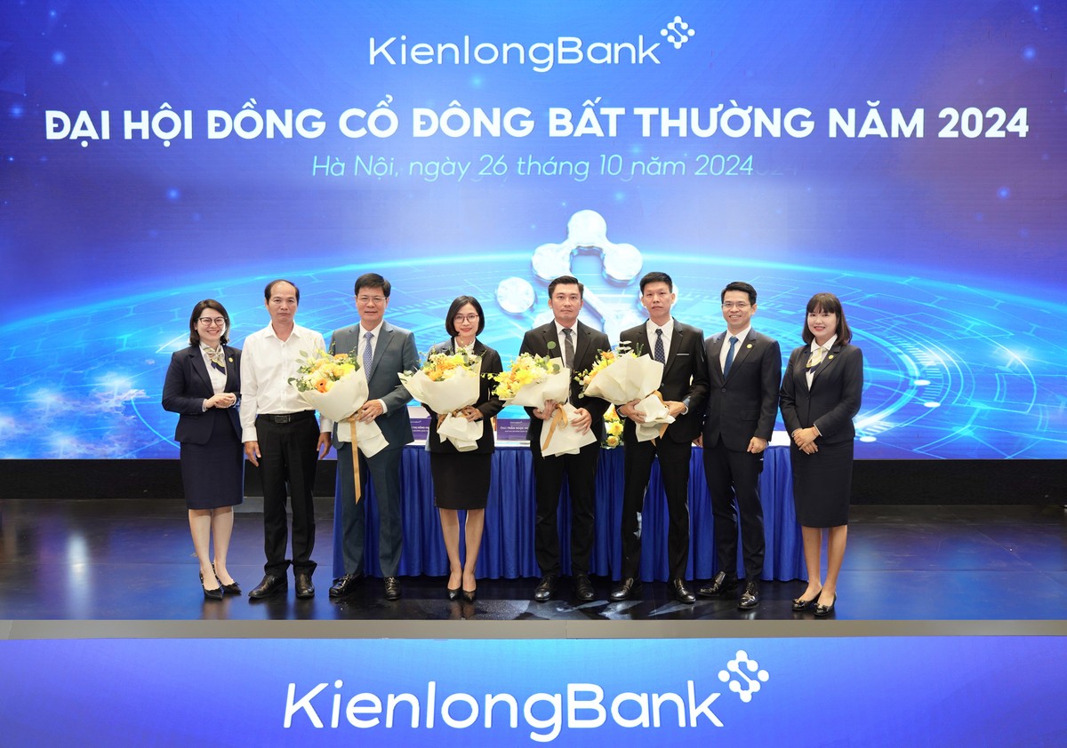 Các thành viên HĐQT, BKS bầu bổ sung ra mắt Đại hội