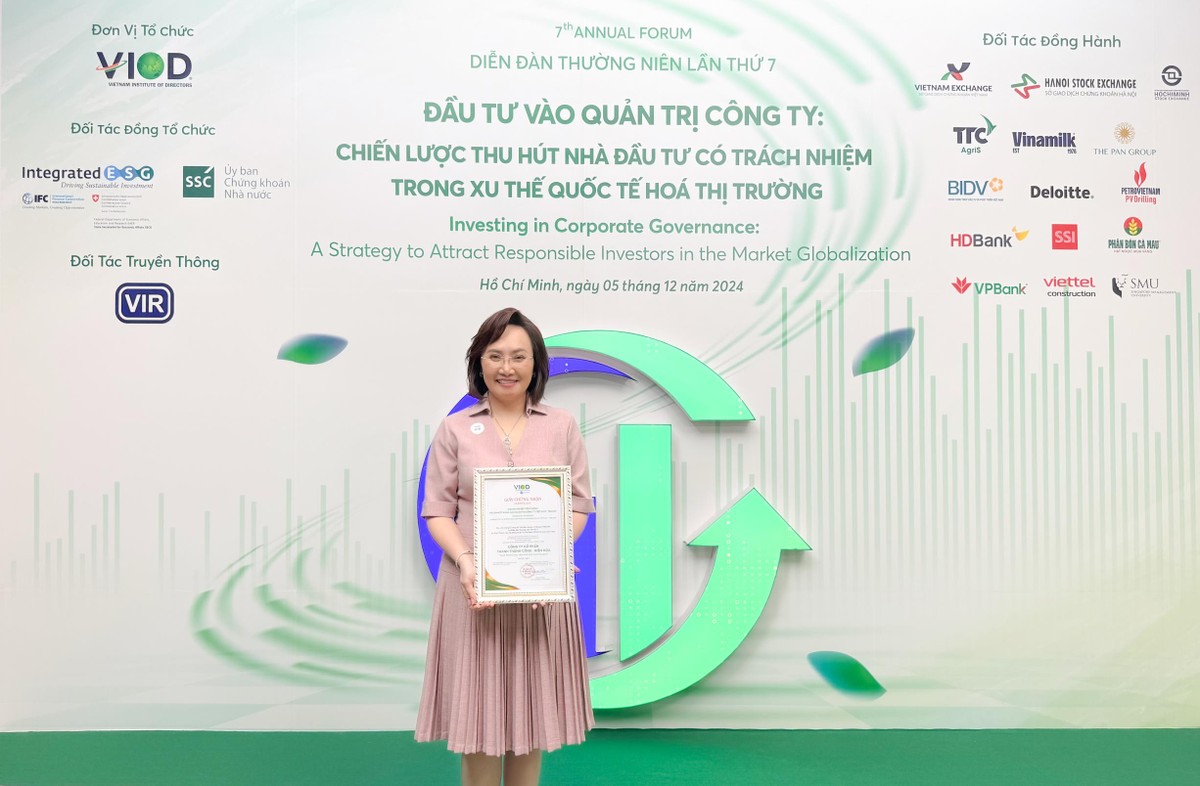 Bà Đặng Huỳnh Ức My – Chủ tịch HĐQT đại diện TTC AgriS nhận vinh danh Top 50 Kl991.com World Cup 2026 Chính Thức tiên phong và cam kết nâng cao quản trị công ty Việt Nam (VNCG50)