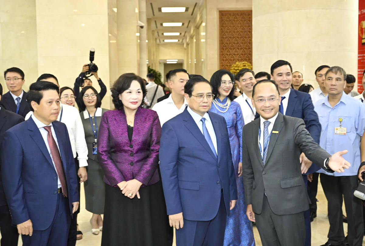 Đại diện Nam A Bank (bìa phải) giới thiệu đến Thủ tướng Kl993 ưu đãi thưởng hấp dẫn Phạm Minh Chính hệ thống công nghệ và chuyển đổi số của Nam A Bank