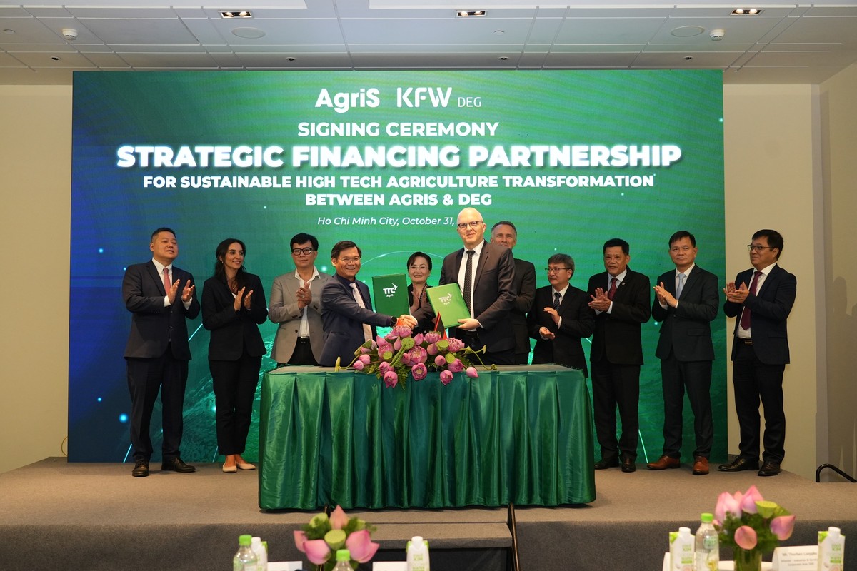 Đại diện hai bên ký kết thỏa thuận hợp tác: Ông Thái Văn Chuyện - Tổng giám đốc AgriS và ông Thorben Loeppke – Giám đốc Khối Công nghiệp &amp; Dịch vụ, Kl991.com World Cup 2026 Chính Thức khu vực Châu Á