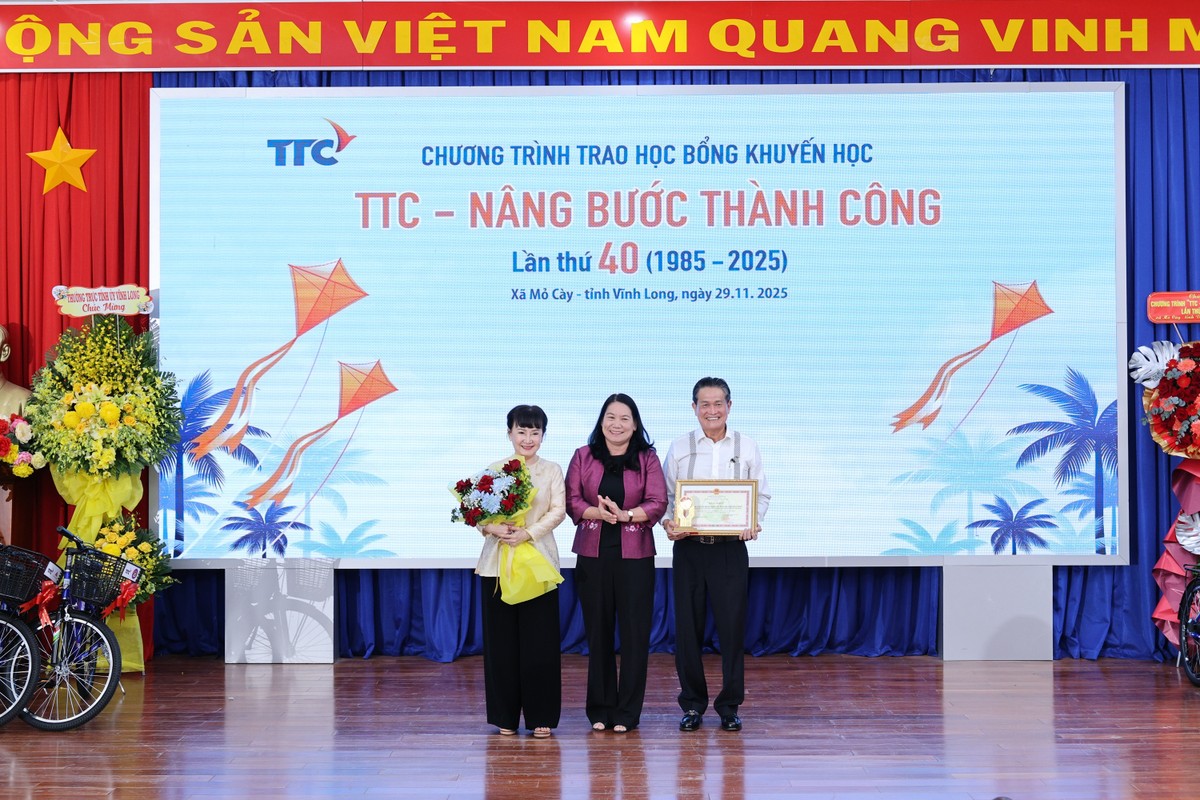 Bà Nguyễn Thị Bé Mười - Tỉnh ủy viên, Phó chủ tịch UBND tỉnh Vĩnh Long trao tặng bằng khen cho Kl994 game bài casino hấp dẫn TTC vì đã có thành tích hỗ trợ tặng học bổng cho học sinh nghèo.