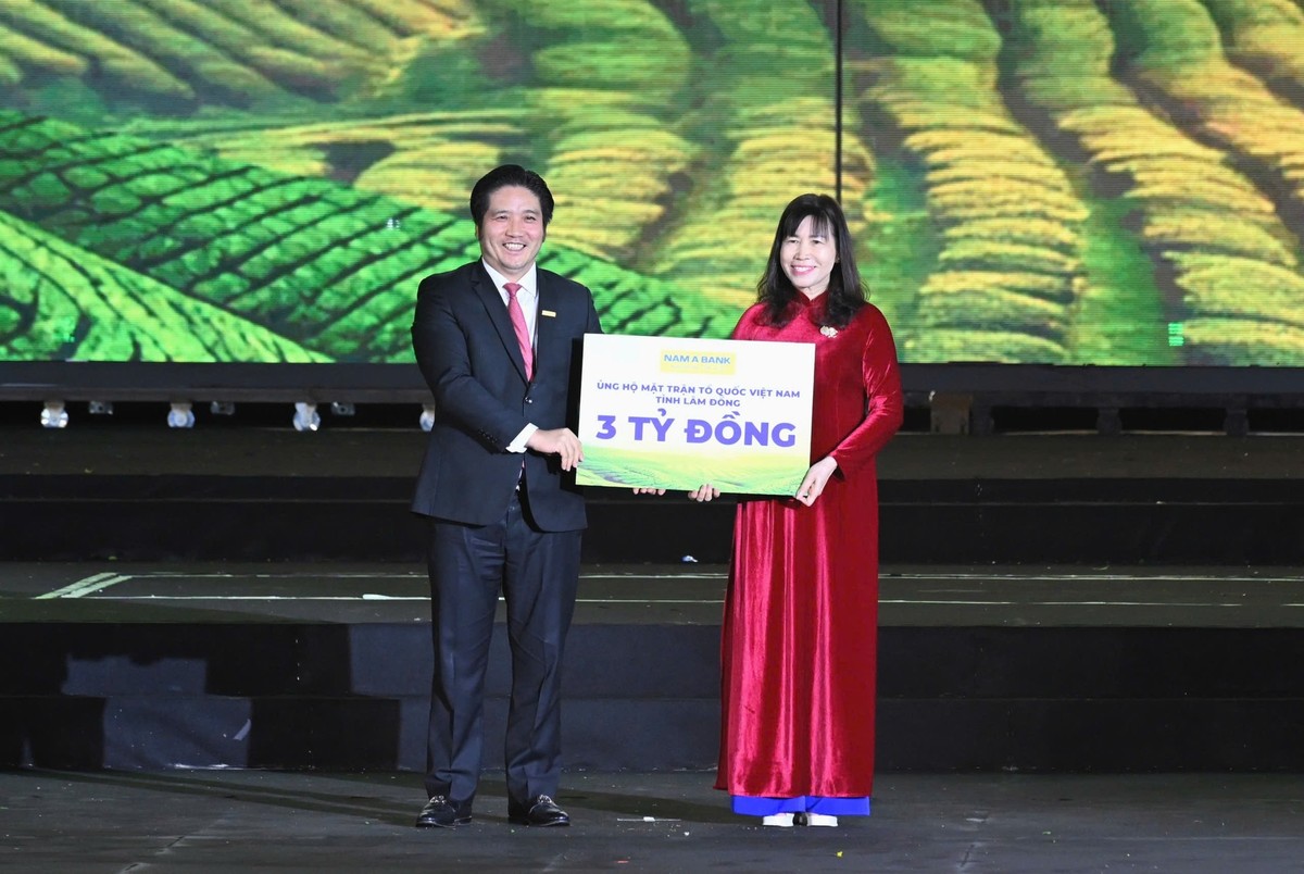 Đại diện Ban tổ chức, ông Trần Khải Hoàn - Thành viên HĐQT kiêm quyền Tổng giám đốc Nam A Bank trao tặng 3 tỷ đồng đến Ủy ban Mặt trận Tổ quốc Việt Nam tỉnh Lâm Đồng.