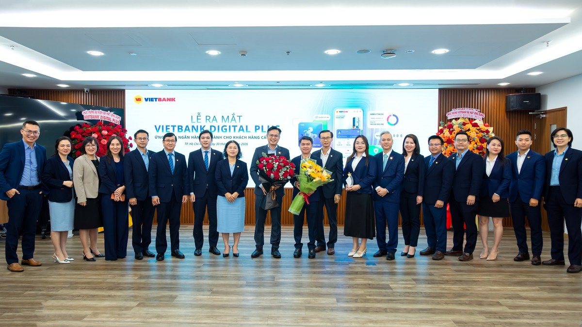 Ban Lãnh đạo Vietbank và VNPAY cùng các thành viên Ban Dự án chụp hình lưu niệm trong chương trình