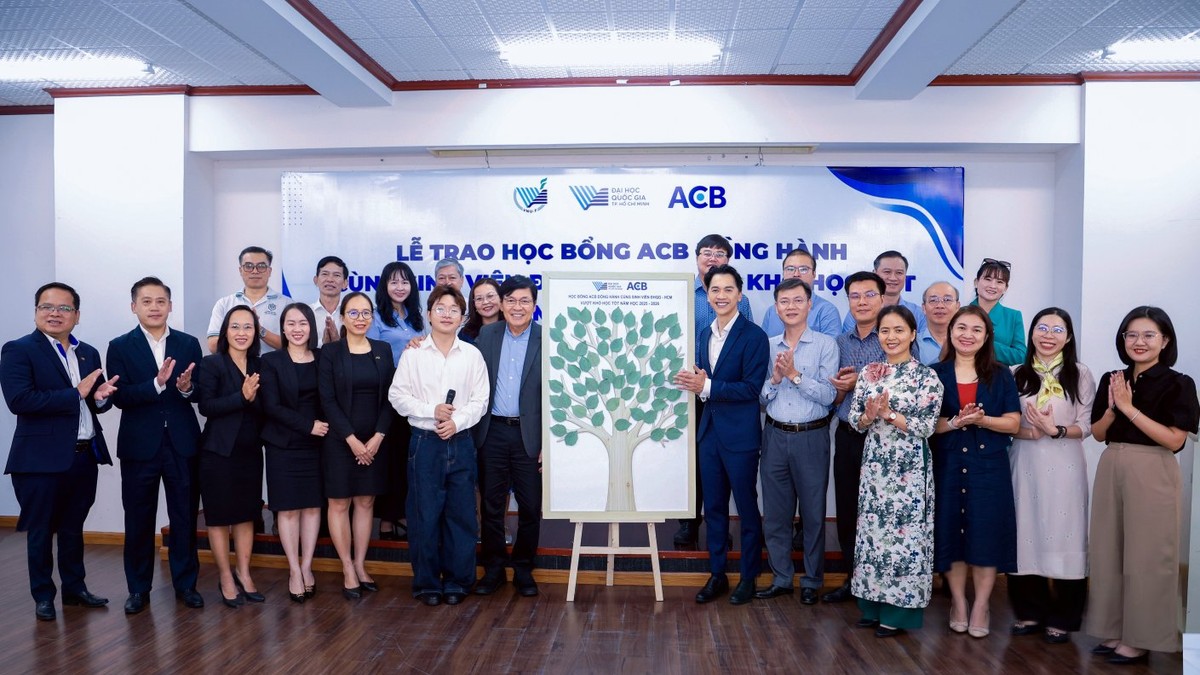 Ban lãnh đạo ACB nhận món quà “Cây nguyện ước” – là những điều ước từ 100 sinh viên nhận học bổng.
