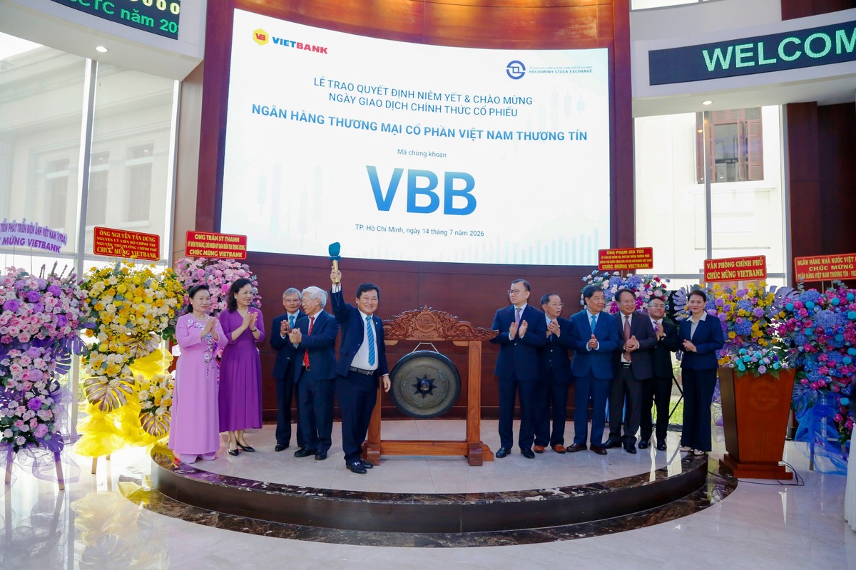 Đại diện Ban Lãnh đạo Vietbank cùng đại diện Sở Giao dịch 99Kl99 link đăng nhập TP.HCM thực hiện nghi thức đánh cồng