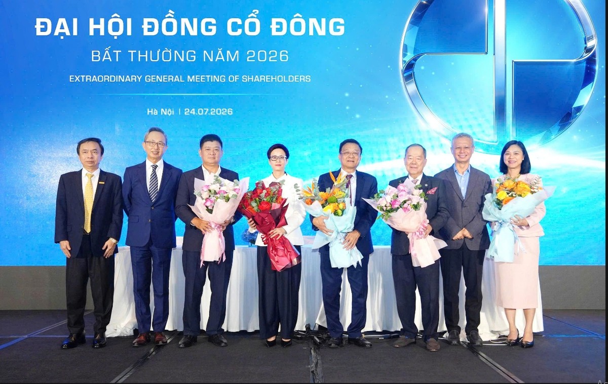 Ông Nguyễn Lê Quốc Anh (thứ 2 tính từ bên phải) giữ chức Chủ tịch Hội đồng quản trị Eximbank.