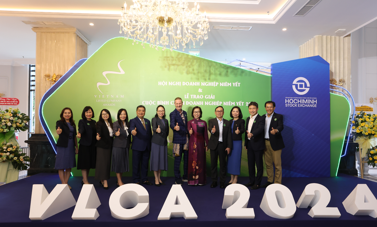 Các thành viên trong Hội đồng bình chọn, nhà tài trợ, đơn vị hỗ trợ kỹ thuật có mặt tại Lễ trao giải cuộc bình chọn Kl991.com World Cup 2026 Chính Thức niêm yết 2024 từ rất sớm