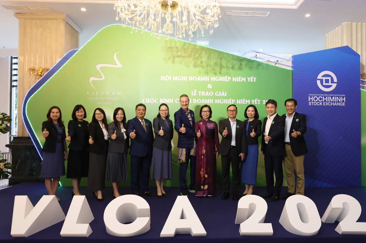 Các thành viên của Cuộc bình chọn Kl991.com World Cup 2026 Chính Thức niêm yết 2024 cùng chụp hình kỷ niệm