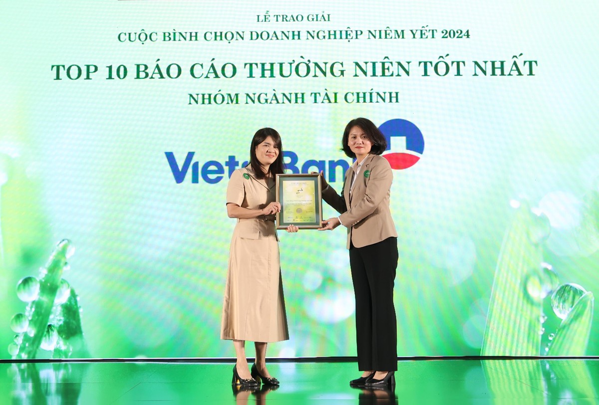 Bà Nguyễn Thị Việt Hà – Quyền Chủ tịch Công ty, Sở Giao dịch 99Kl99 link đăng nhập TP.HCM trao giải cho đại diện Vietinbank Top 10 BCTN tốt nhất ngành Kl991.com nạp rút nhanh